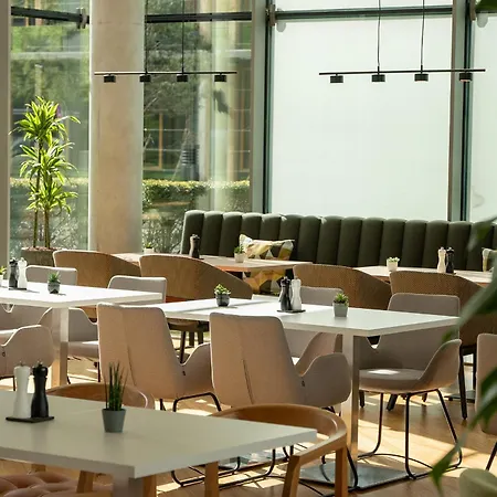 Отель Innside By Melia Parkstadt Schwabing 4*